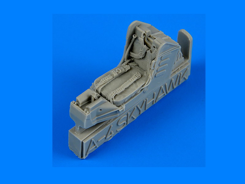 QB72444 A-4 Skyhawk ejection seat with safety belts 1/72